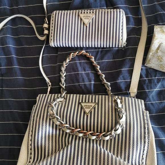 Guess purse - Picture 2 of 6